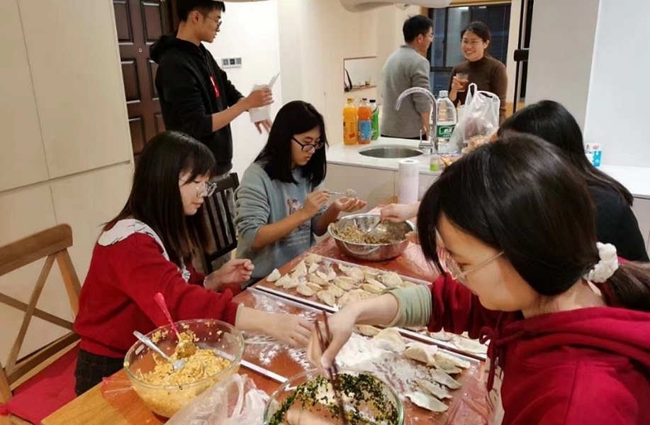 低头吃饭也认真
