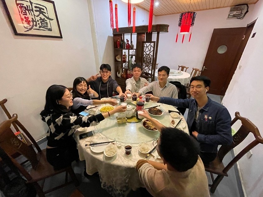 小包间里的热闹一桌