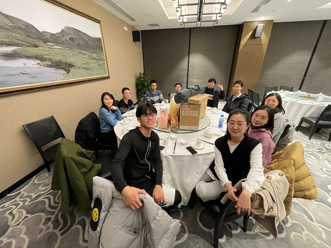 组会桌边的轻松一刻