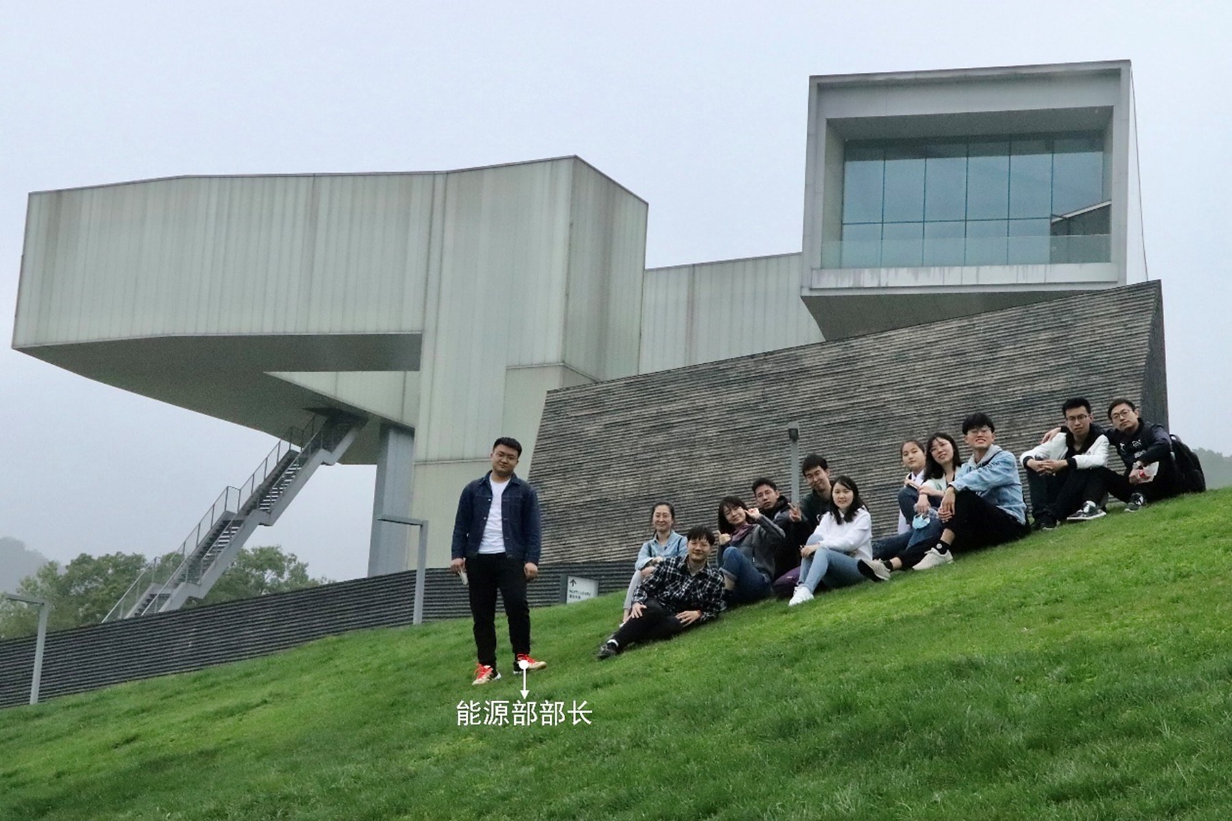 草坪上的毕业留影