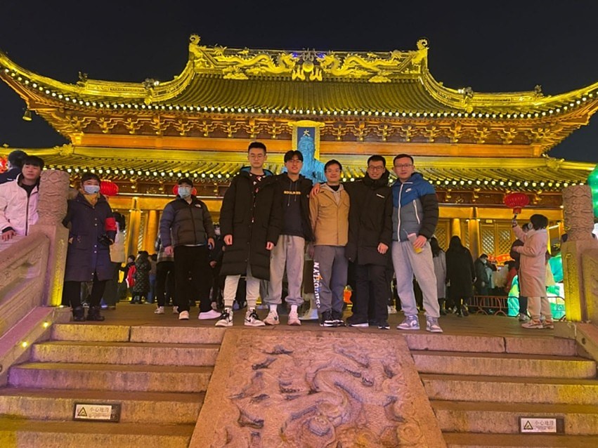 夜色里的出游合照