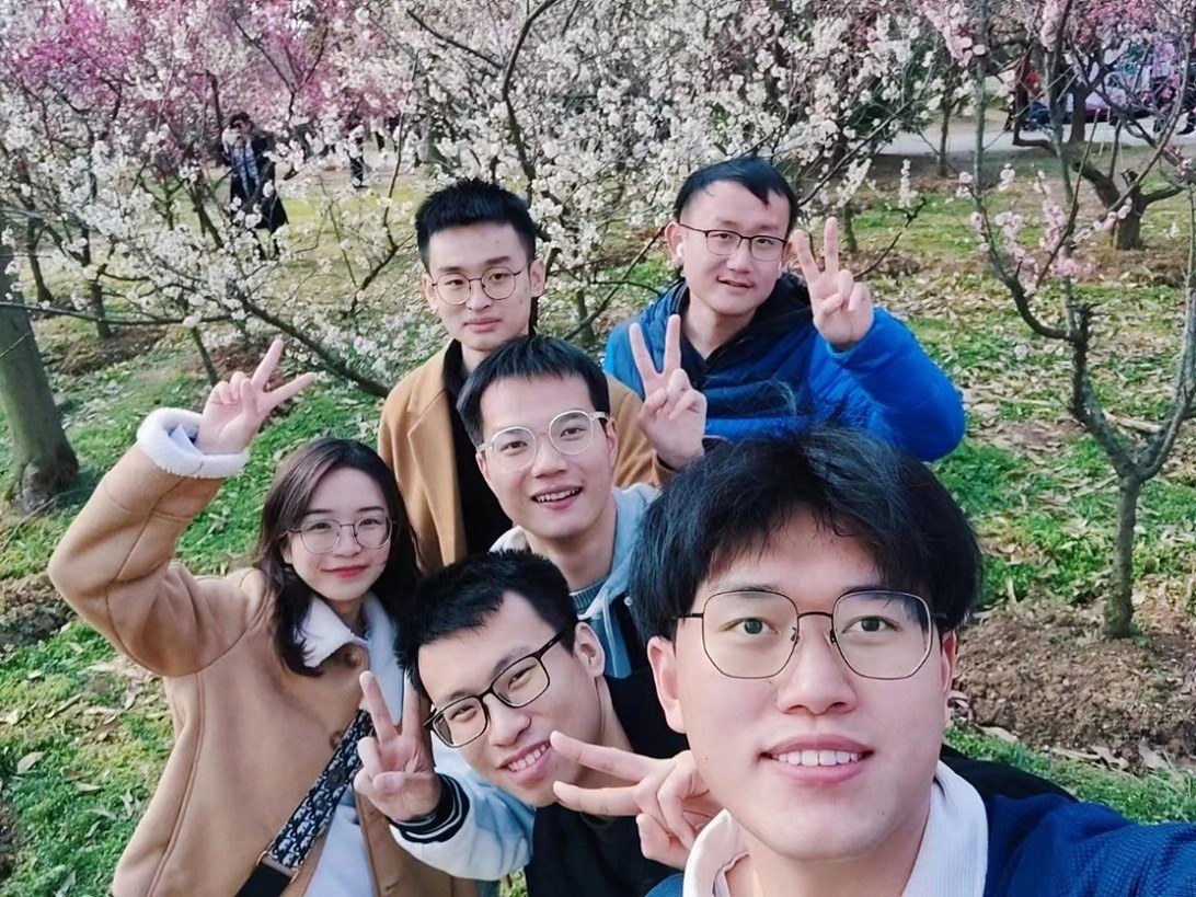 花树下的贴贴自拍