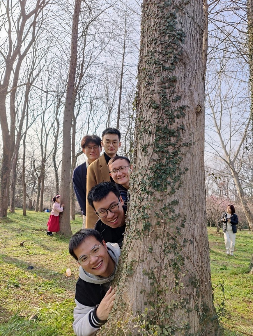 树后探头的快乐瞬间