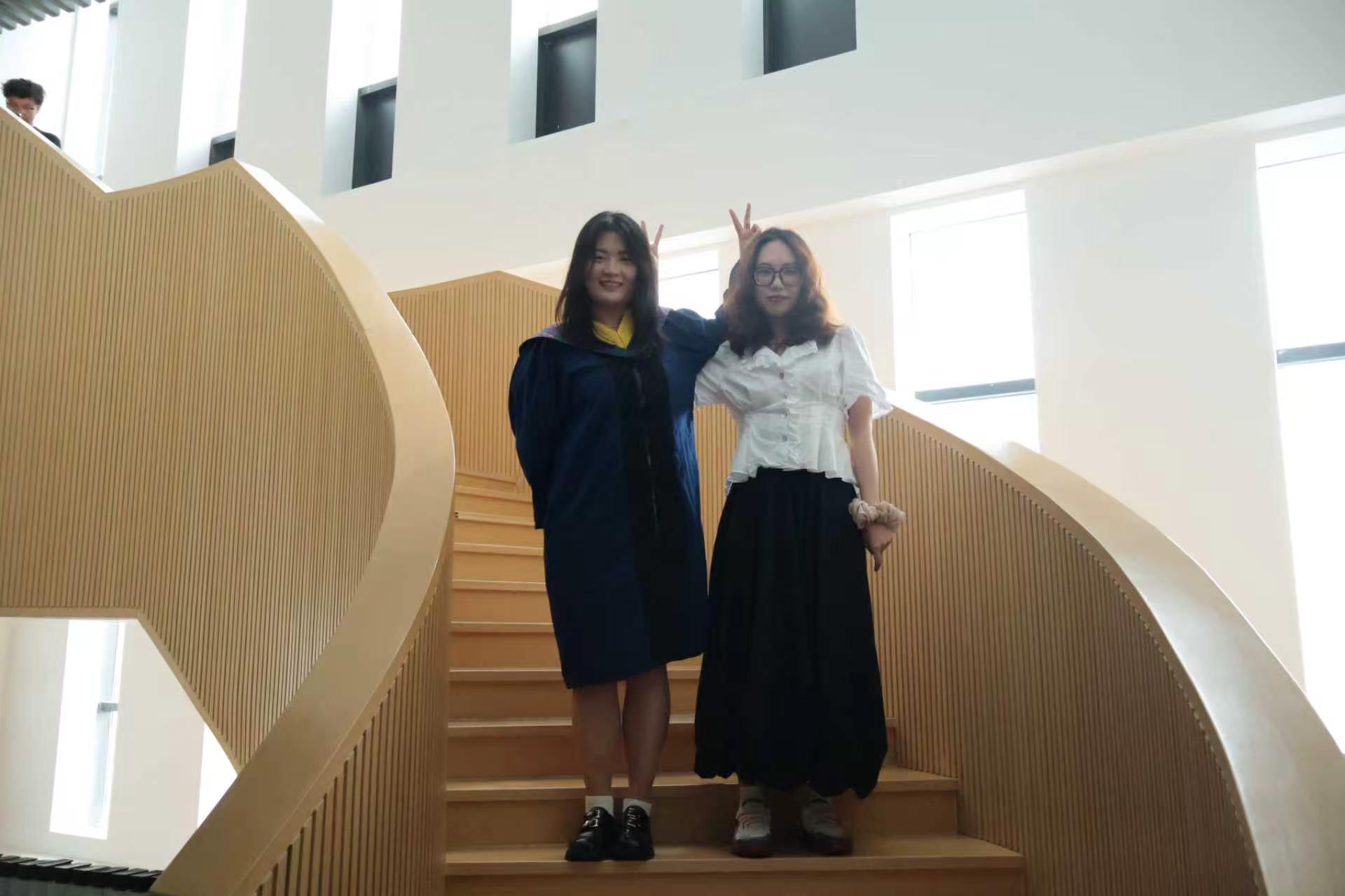 曹馨尹和同学在楼梯上合影