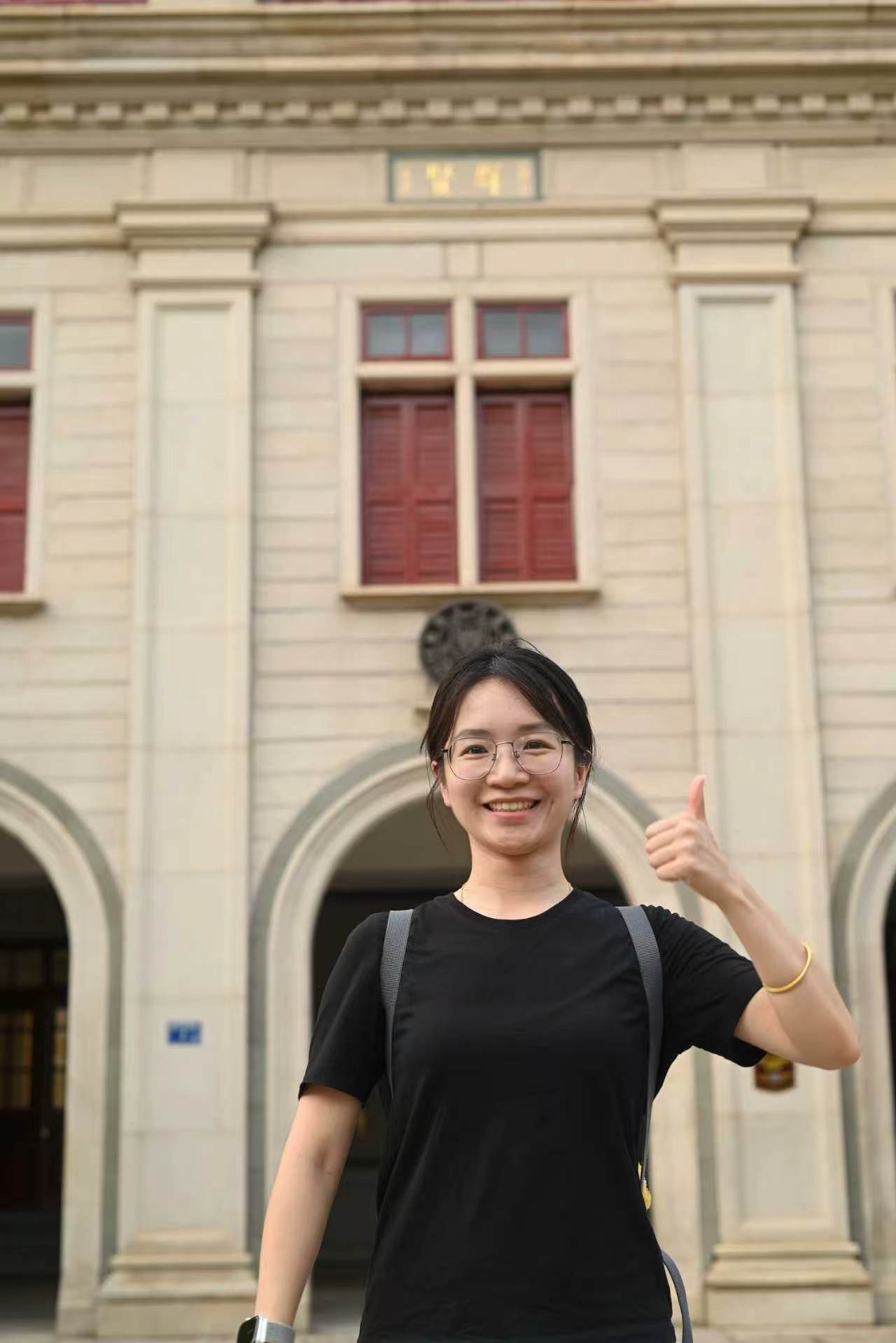 老建筑前的毕业打卡，稳稳比赞