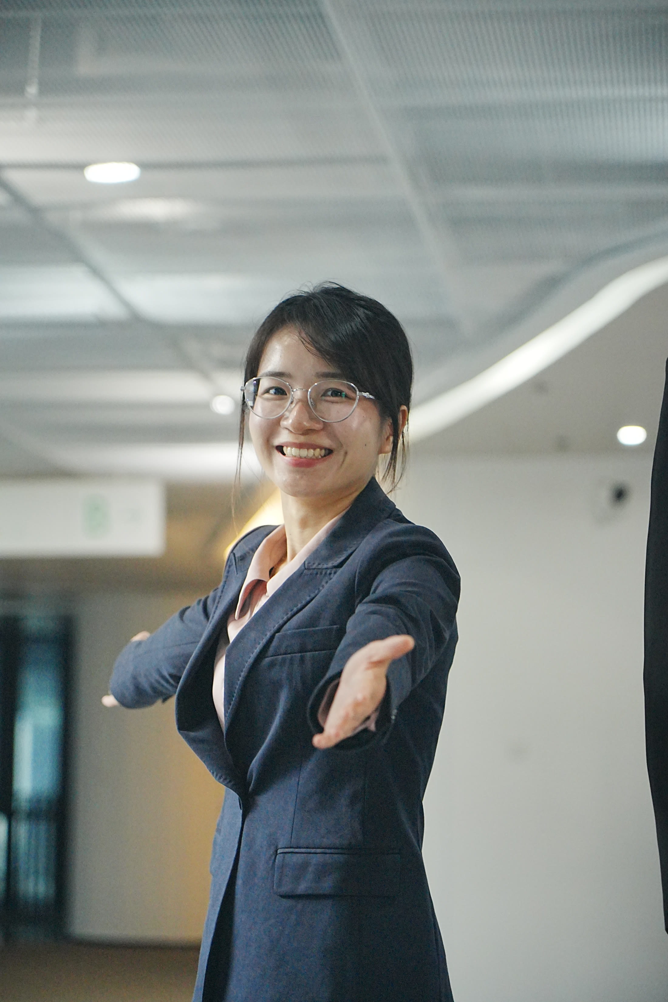 何儿正装笑着走来