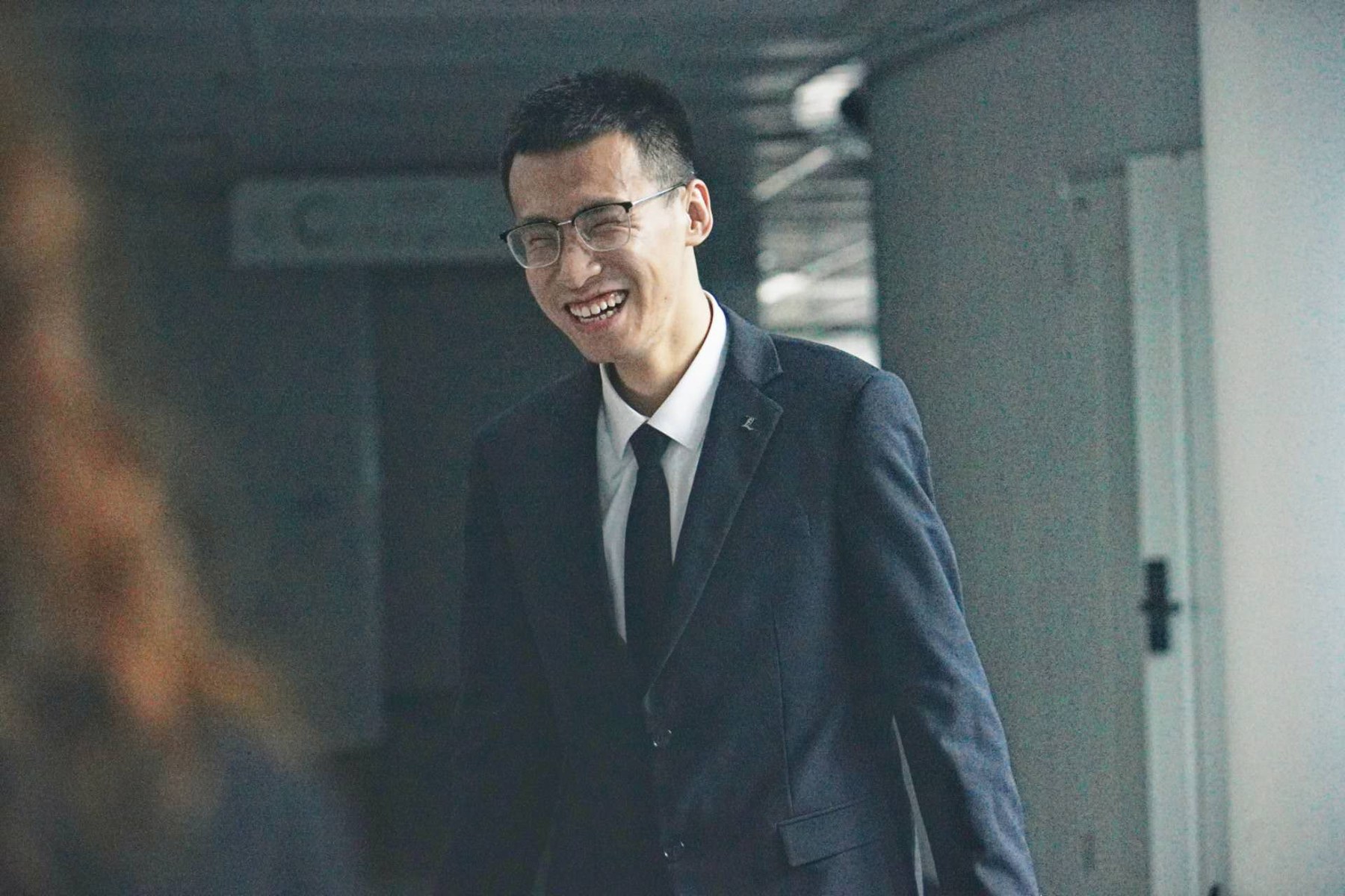 正装小马哥，笑容藏不住