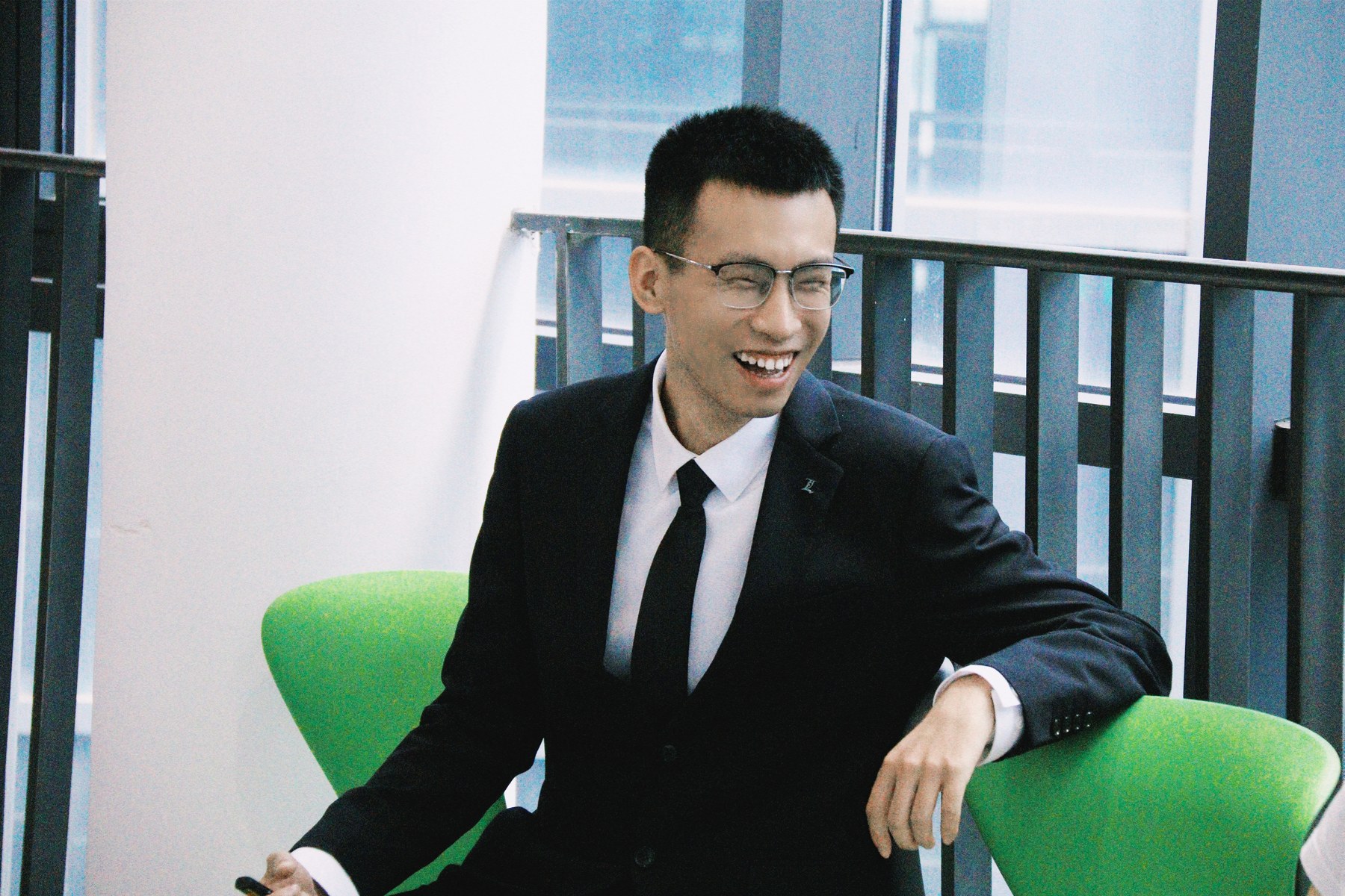 李方琰正装笑着走来