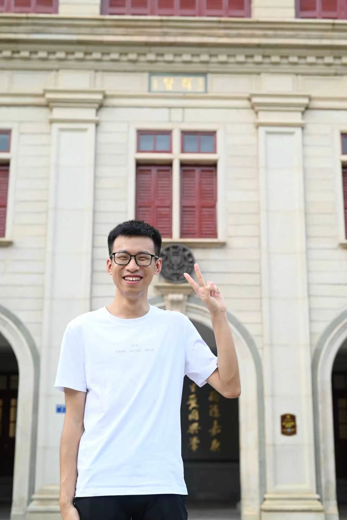 老楼前比耶，毕业打卡很稳
