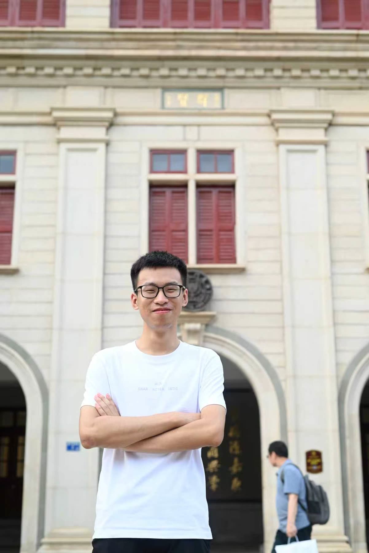 老楼前双手一抱，气场已经到位