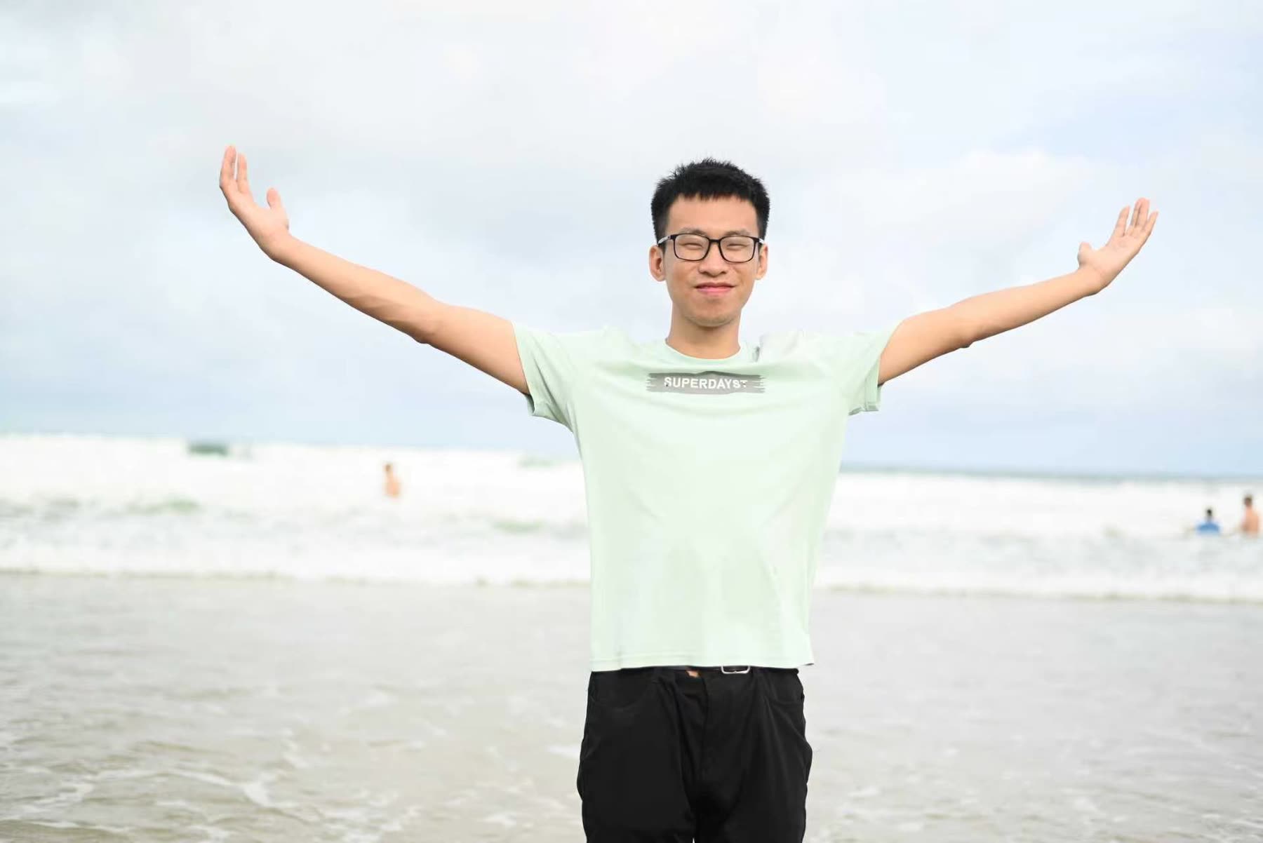 海边张开双臂，把风和快乐一起接住