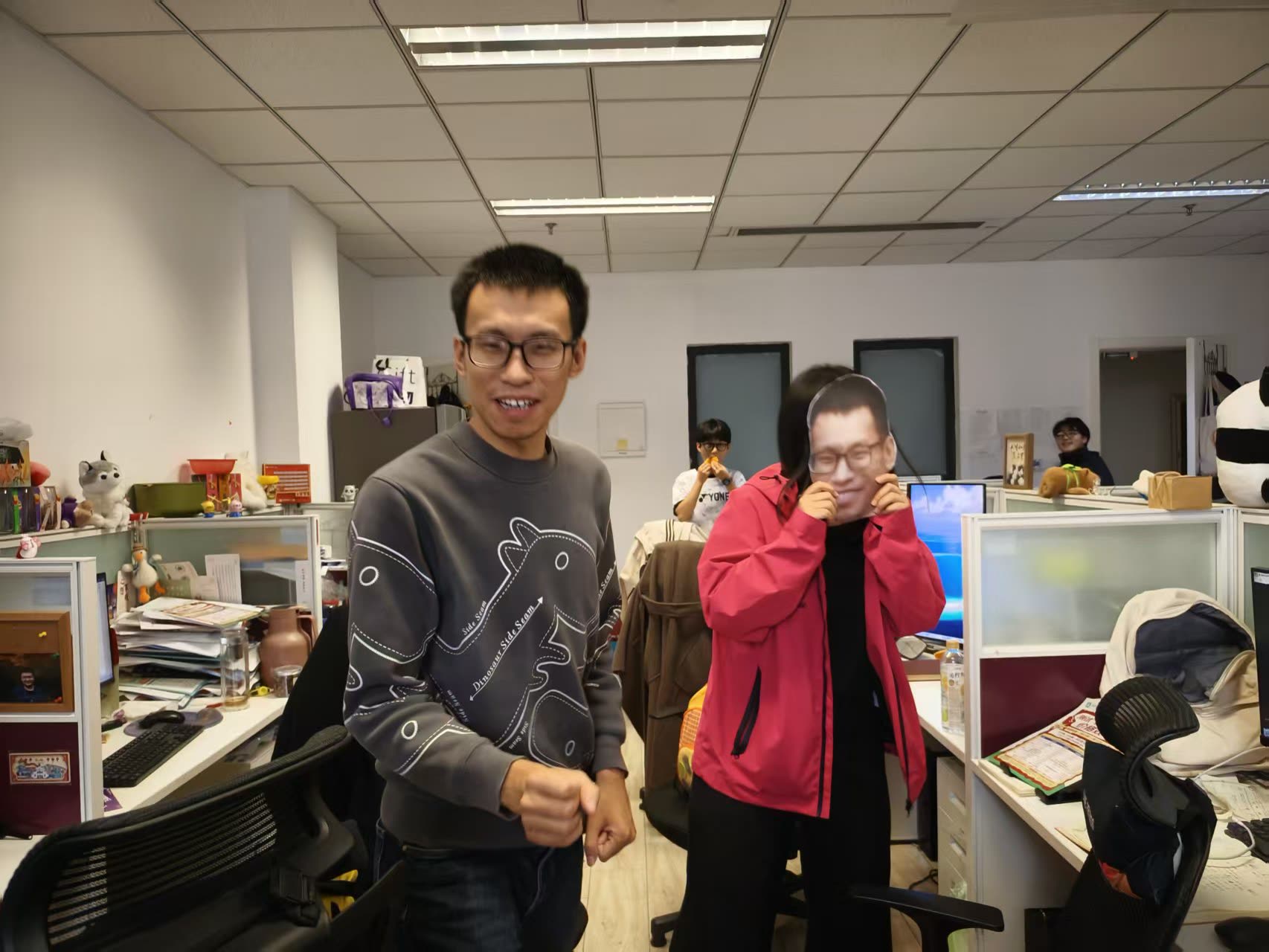 合影道具一上场，办公室立刻变片场
