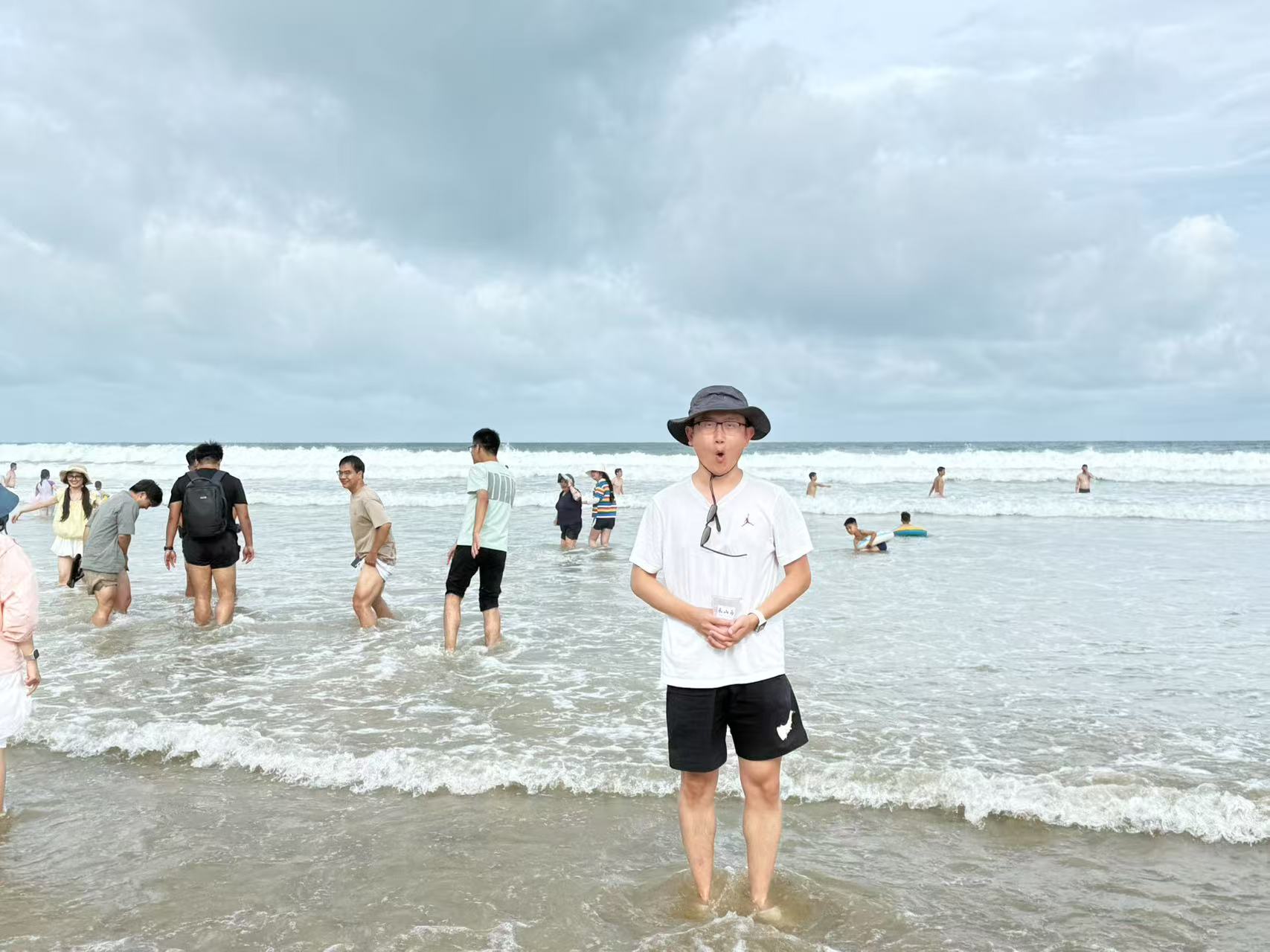 海浪开场，冉子哥站在C位发出惊叹