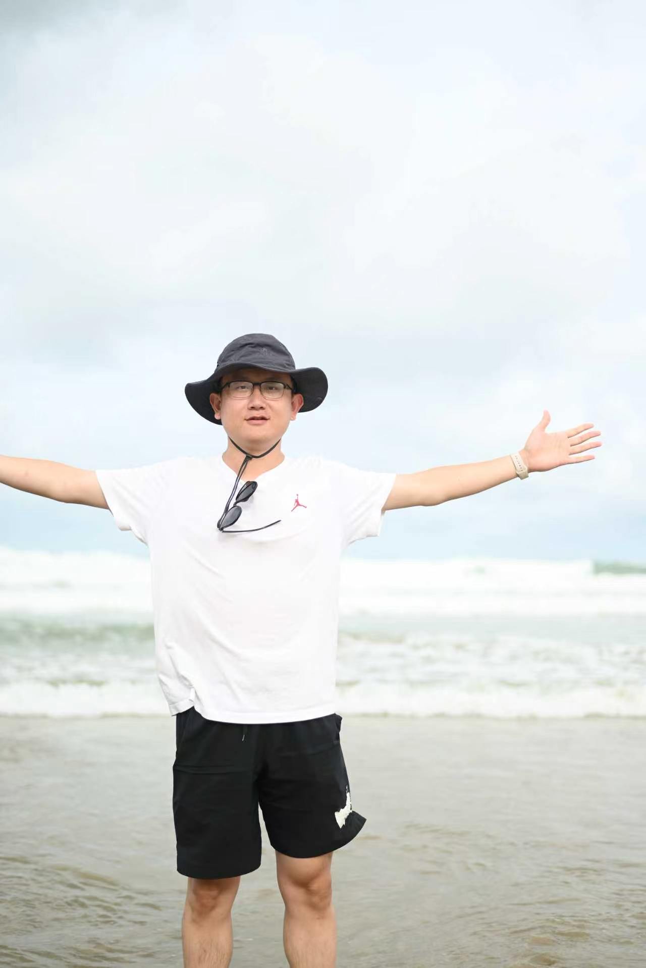 李亦冉在海边张开双臂