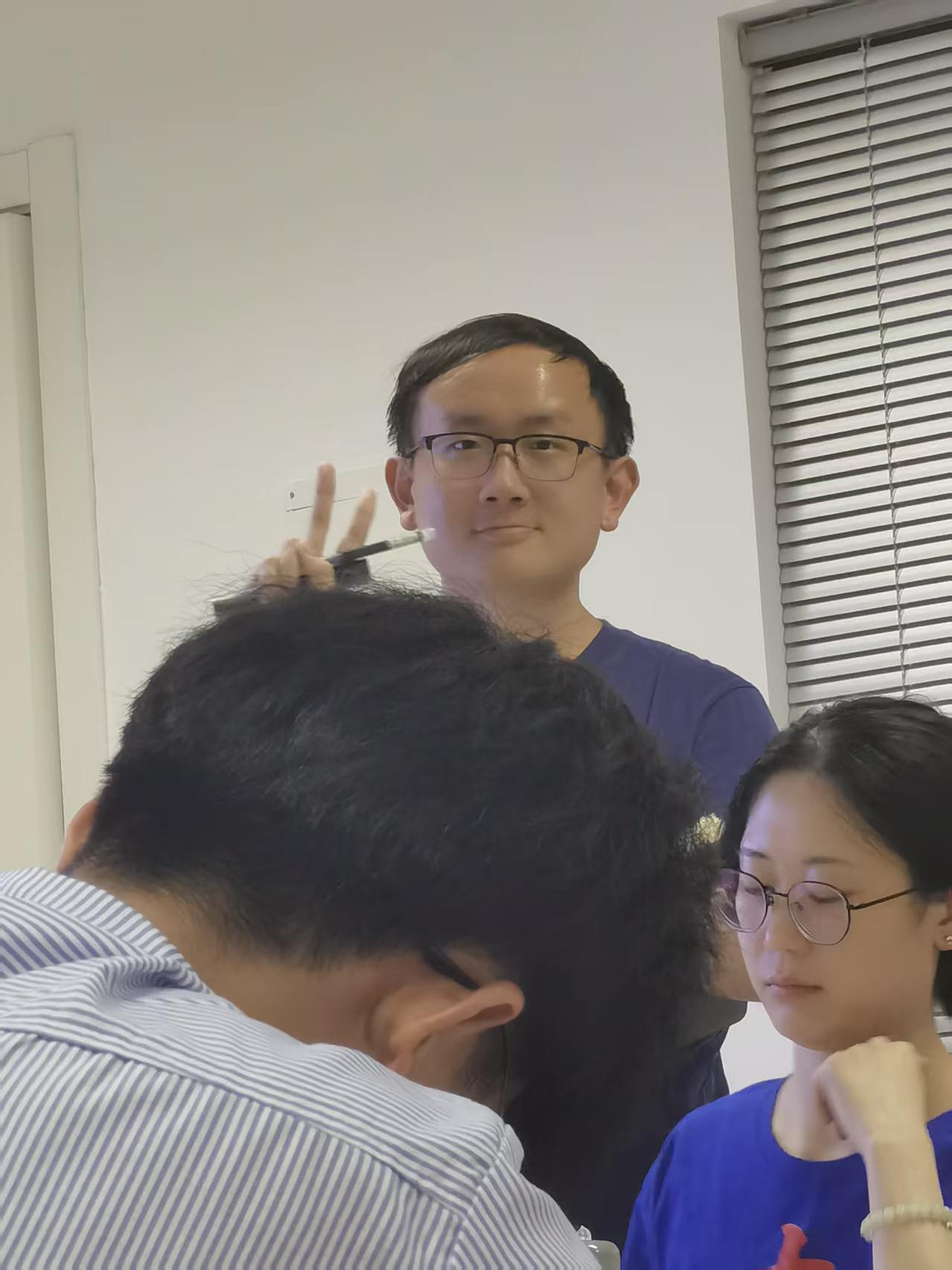 组会现场的隐藏比耶，安全员也有调皮一面