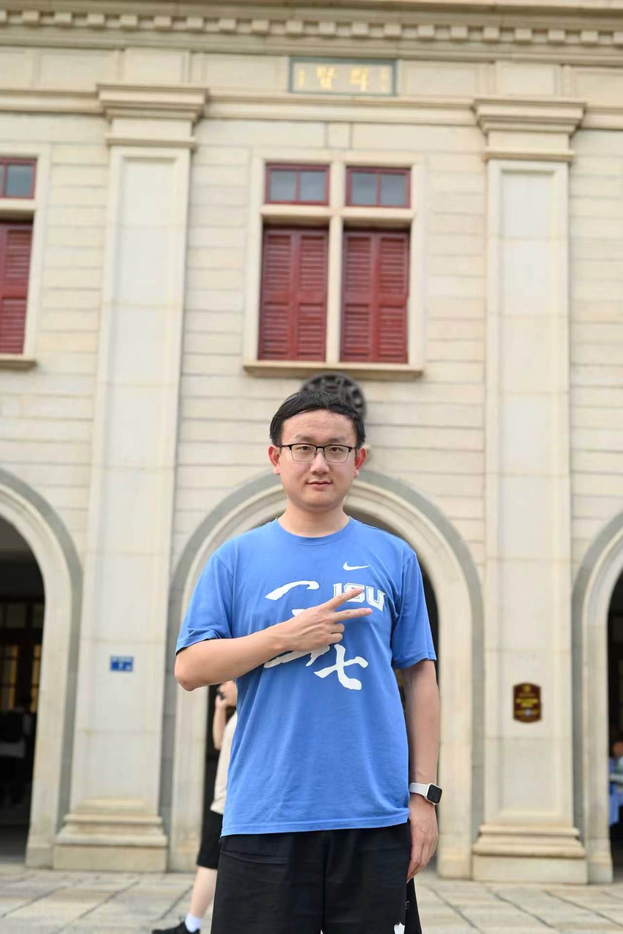 老建筑前比耶，毕业打卡很有仪式感