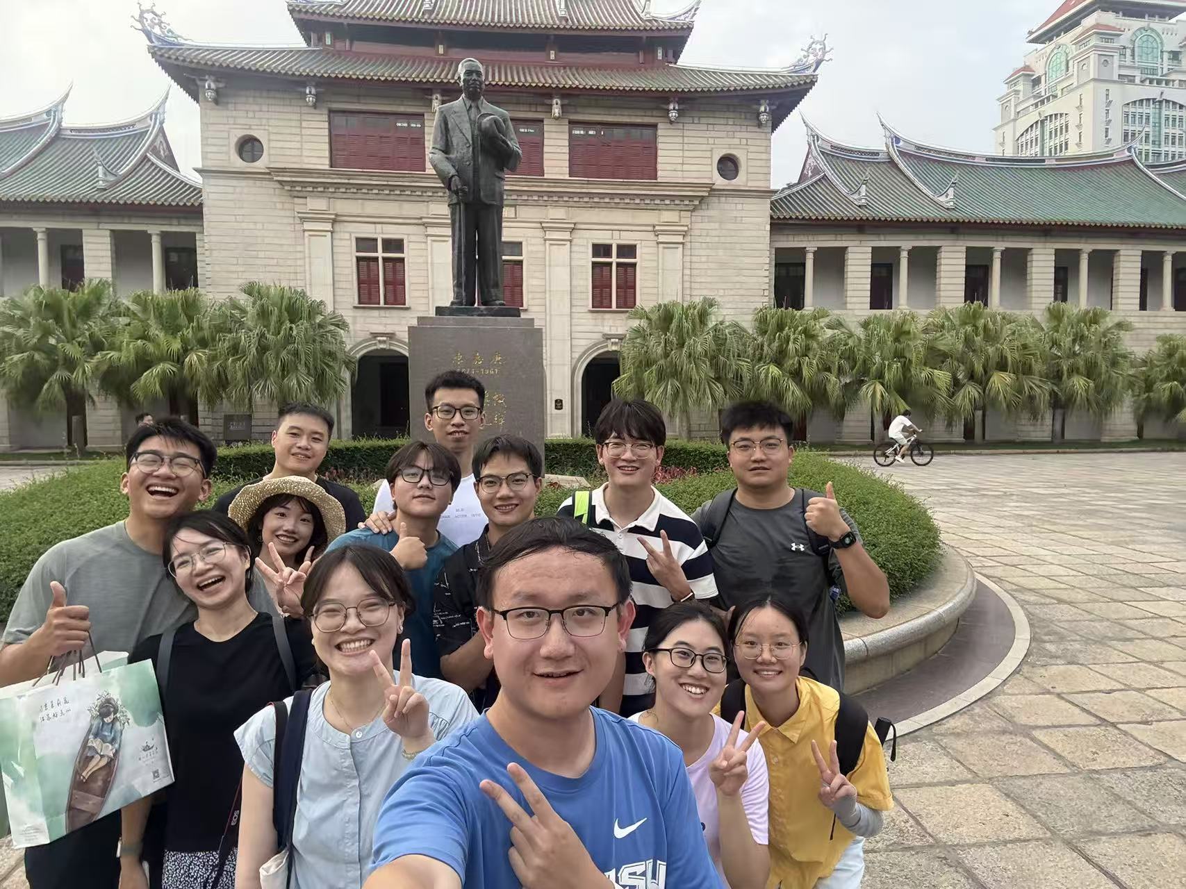 把大家都装进镜头里的快乐自拍