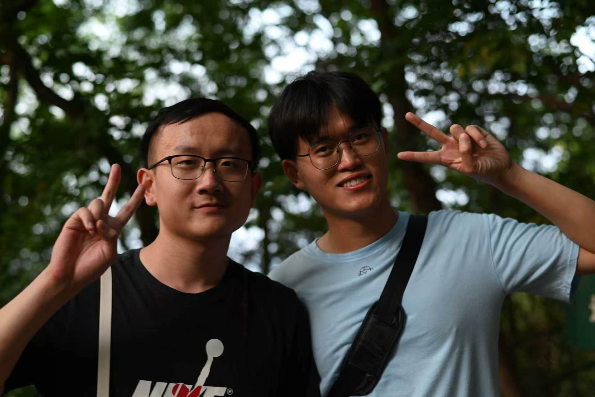 林荫下和师弟一起双人比耶