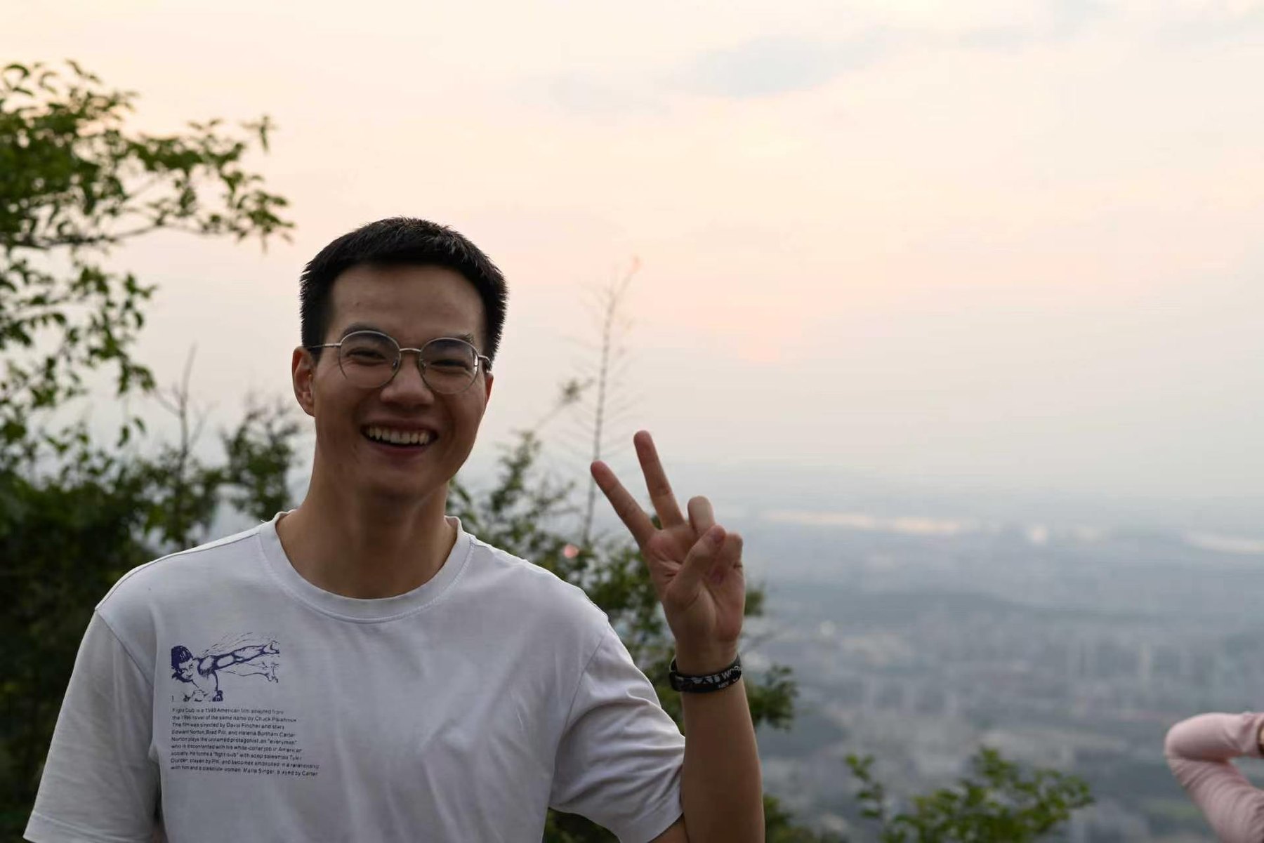 王嘉诚在山间比耶