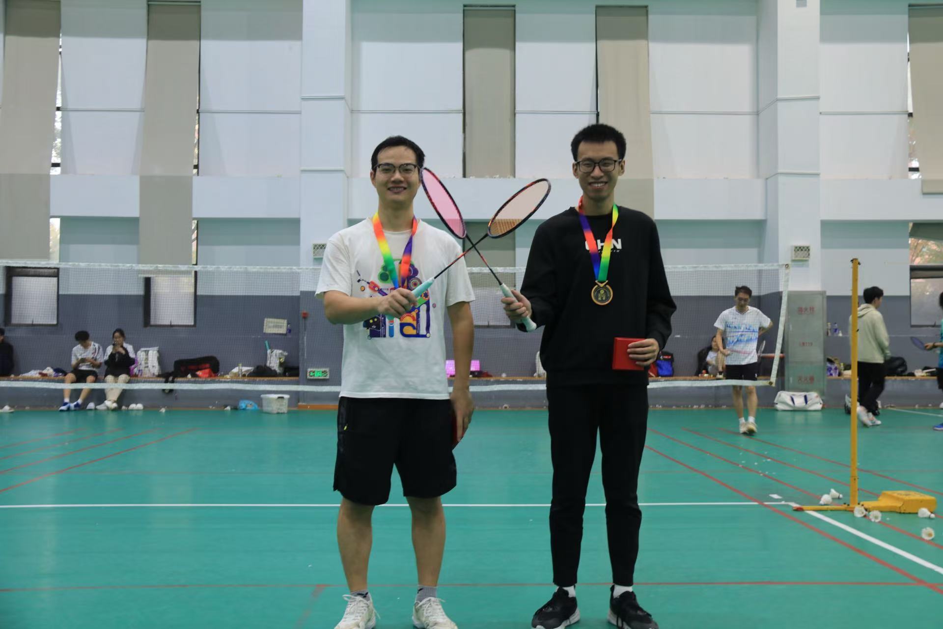 球场奖牌到手，快乐和实力一起上场