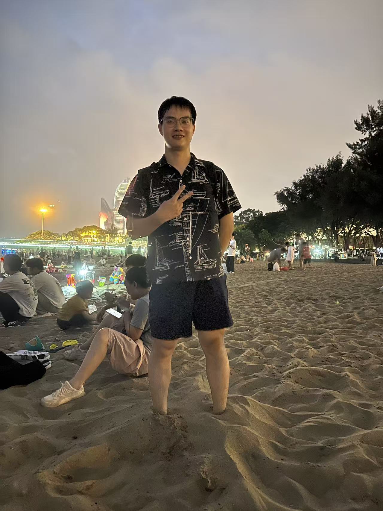 夜色海滩打卡，松弛感和比耶都在线