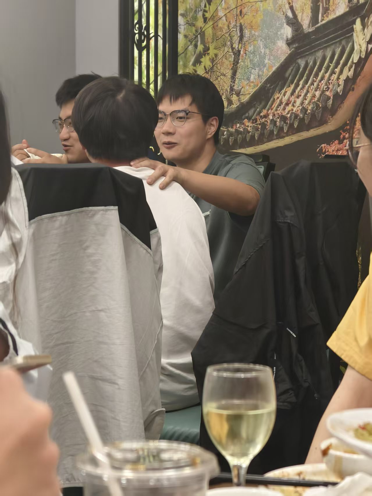 饭桌边的热闹瞬间，聊天也有镜头感