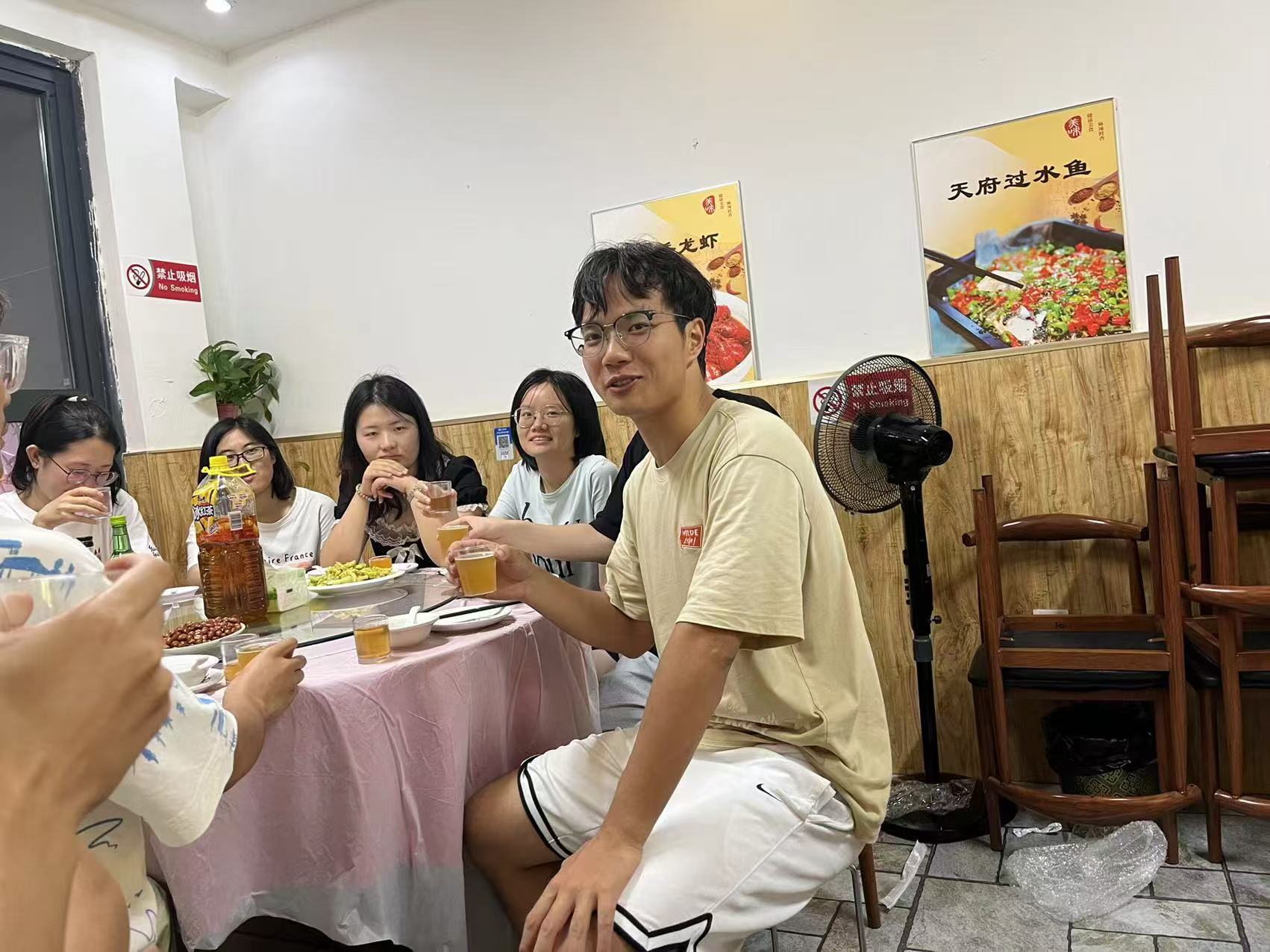 饭局举杯时刻，快乐被稳稳接住