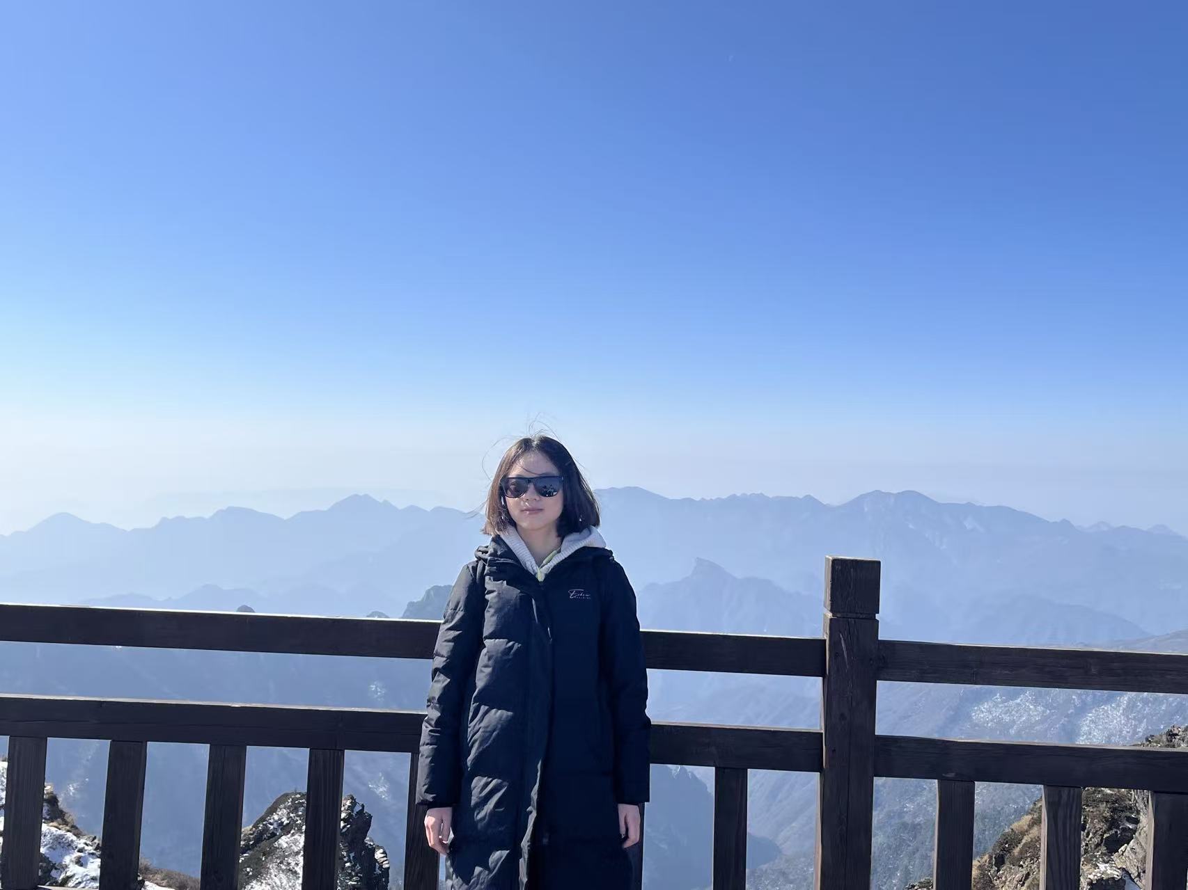 张韩婷站在雪山观景台前