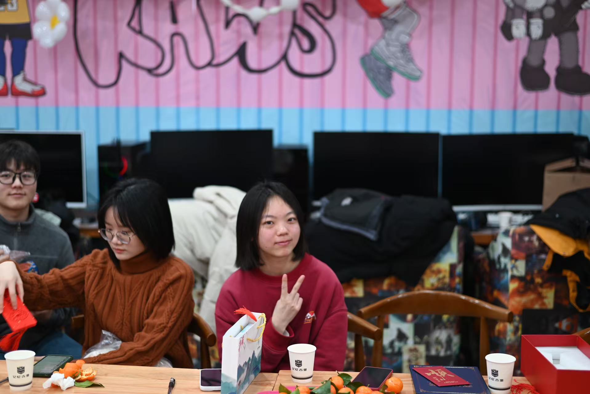 张韩婷在聚会桌边比耶