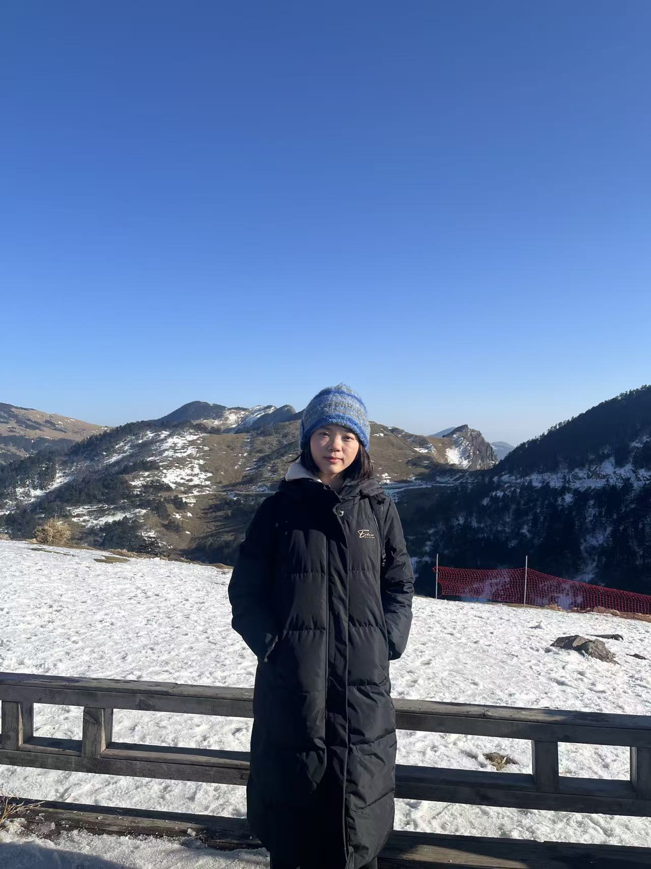 张韩婷戴着毛线帽站在雪地里