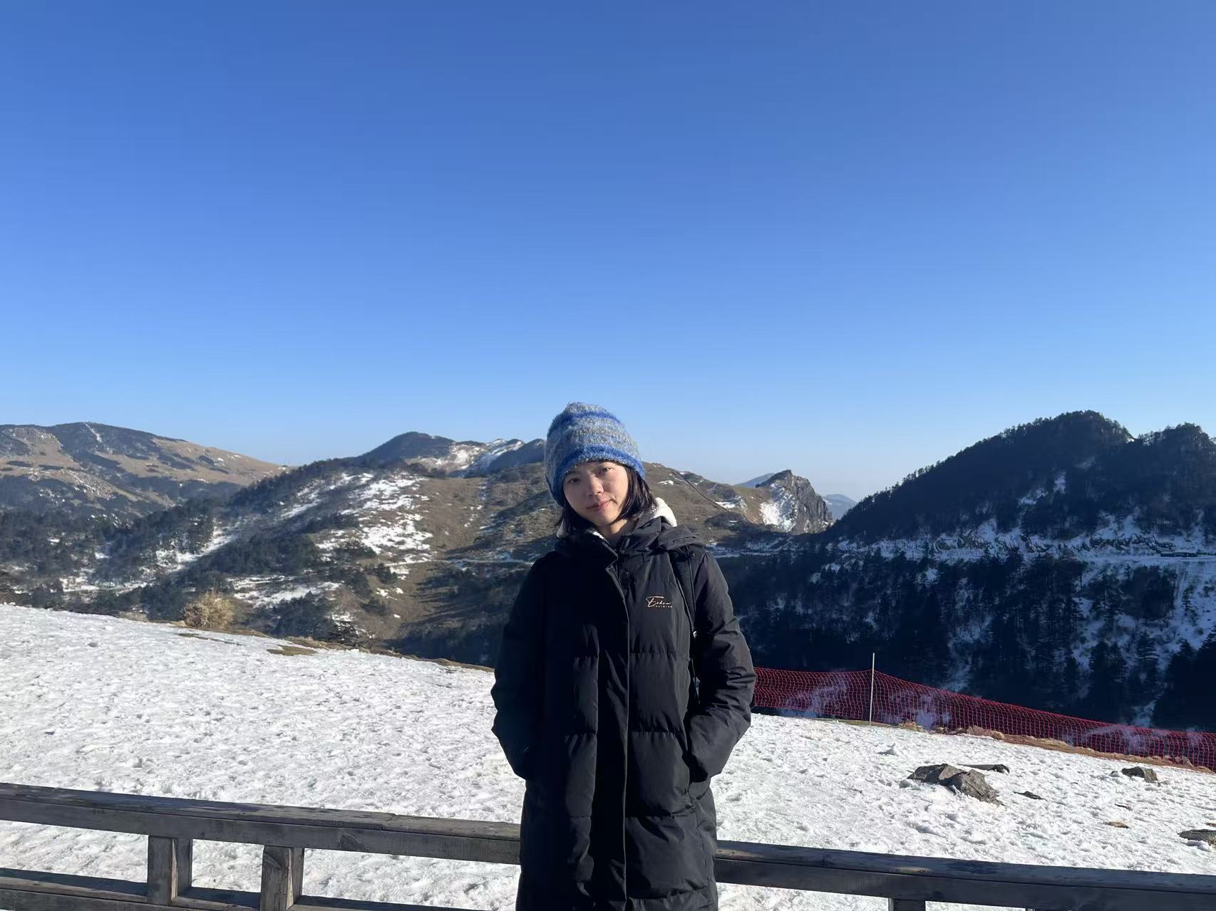 张韩婷站在雪山蓝天下