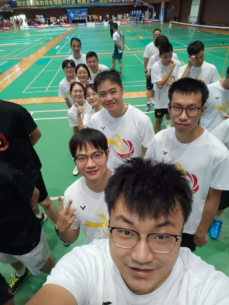 球场上的课题组队伍