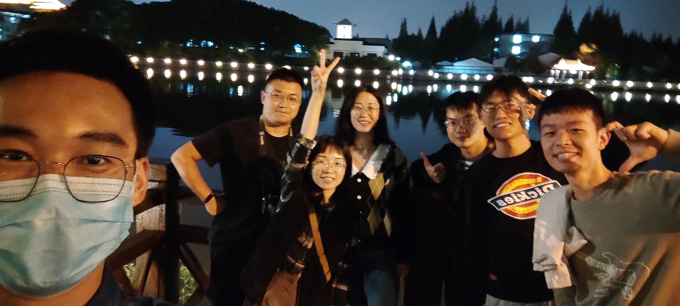 夜色湖边的课题组合照