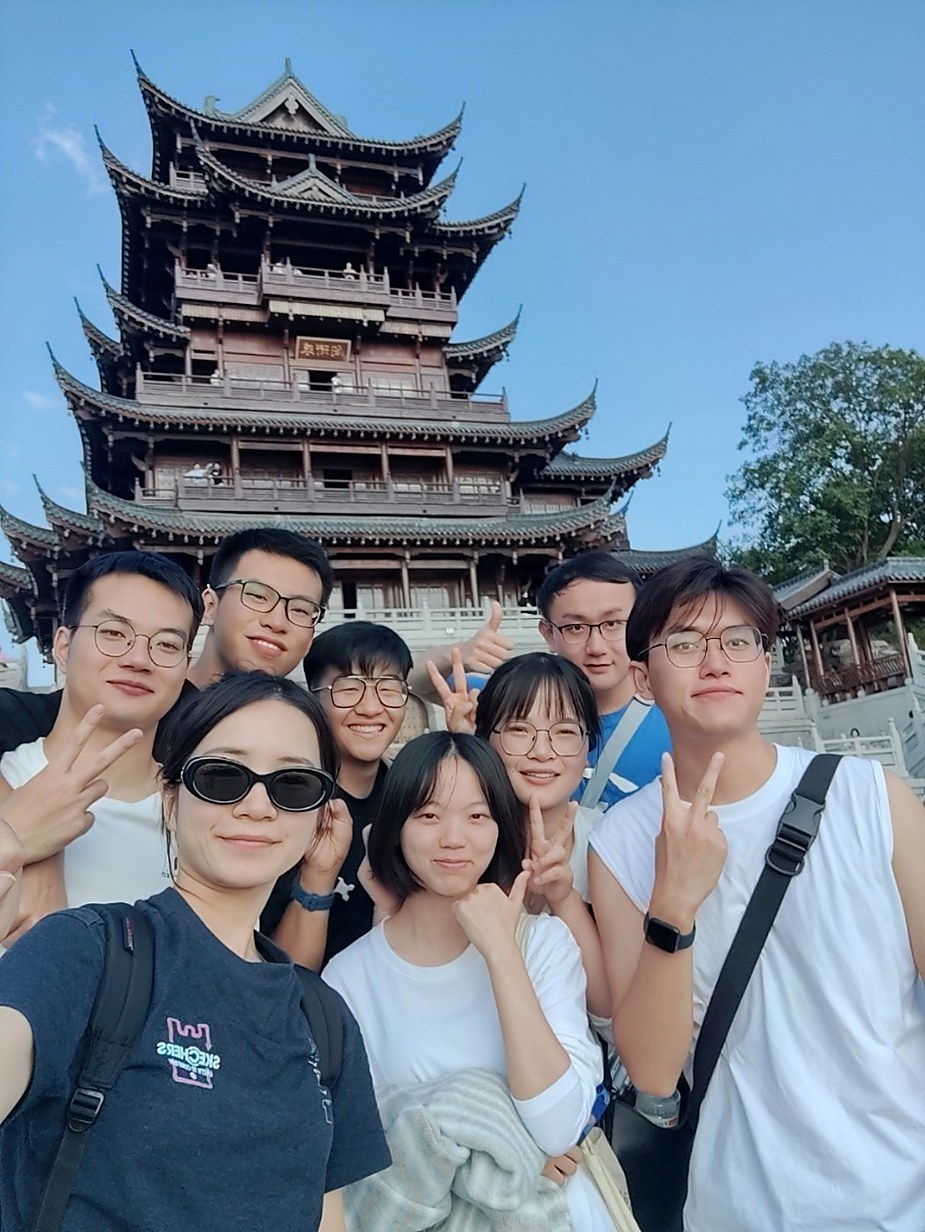 城楼前的课题组合照